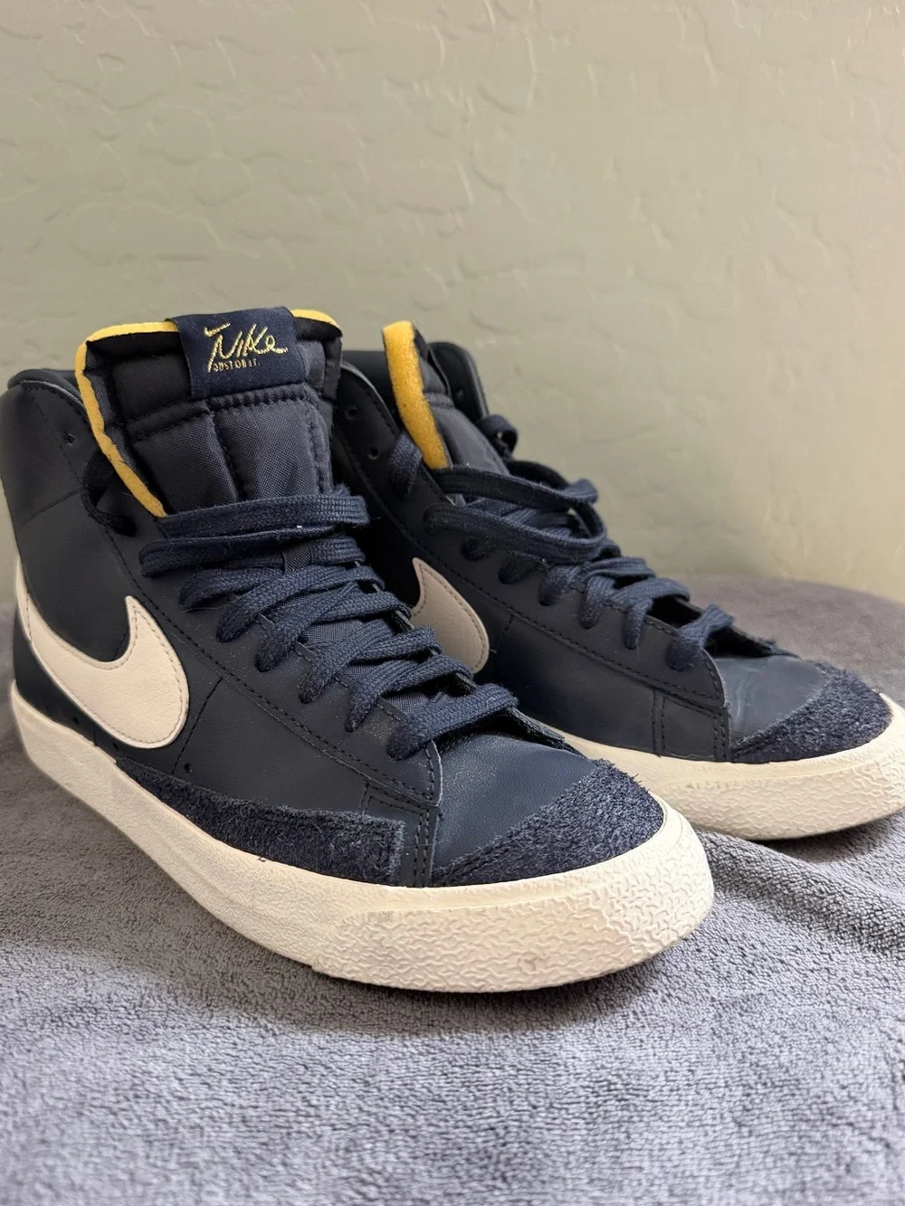 Nike Blazer Mid 77 Vintage Navy Blue White Yellow Script Sneakers W9 M7.5